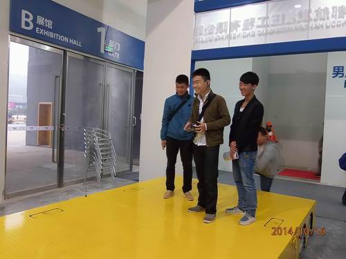江南app官方在线入口参展2014绵阳科博会-观众对全向移动平台表现了浓厚的兴趣.jpg